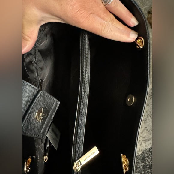 Michael Kors purse - Picture 3 of 7